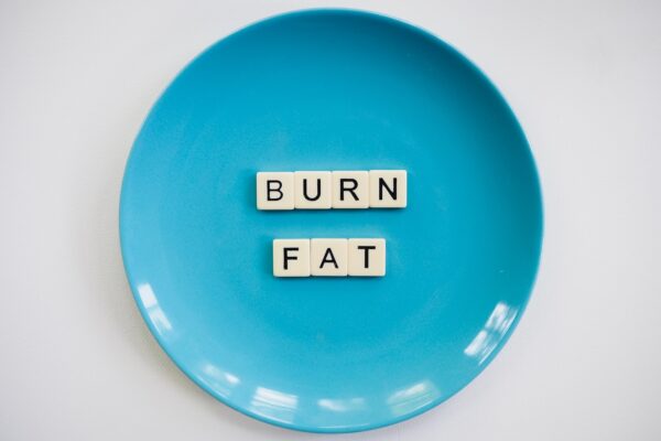 a blue plate with the words burn fat spelled on it